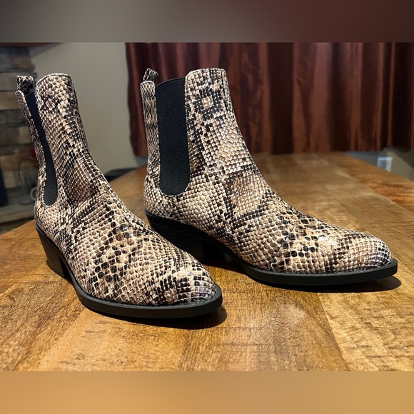NWOT Monki Women’s faux snakeskin ankle boots 7.5 - Picture 16 of 16